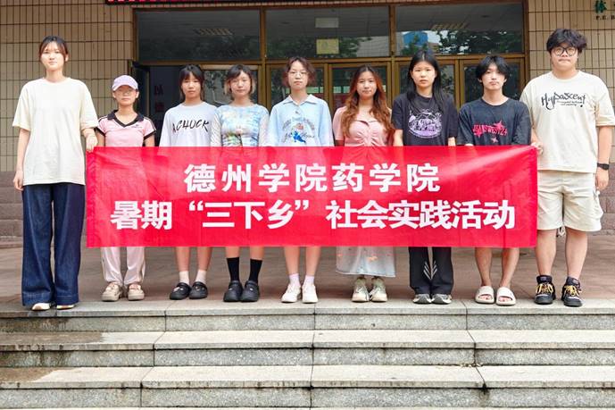 7月29日 志愿者在盛世嘉苑社区党群服务中心门口合照 王翌恒拍摄