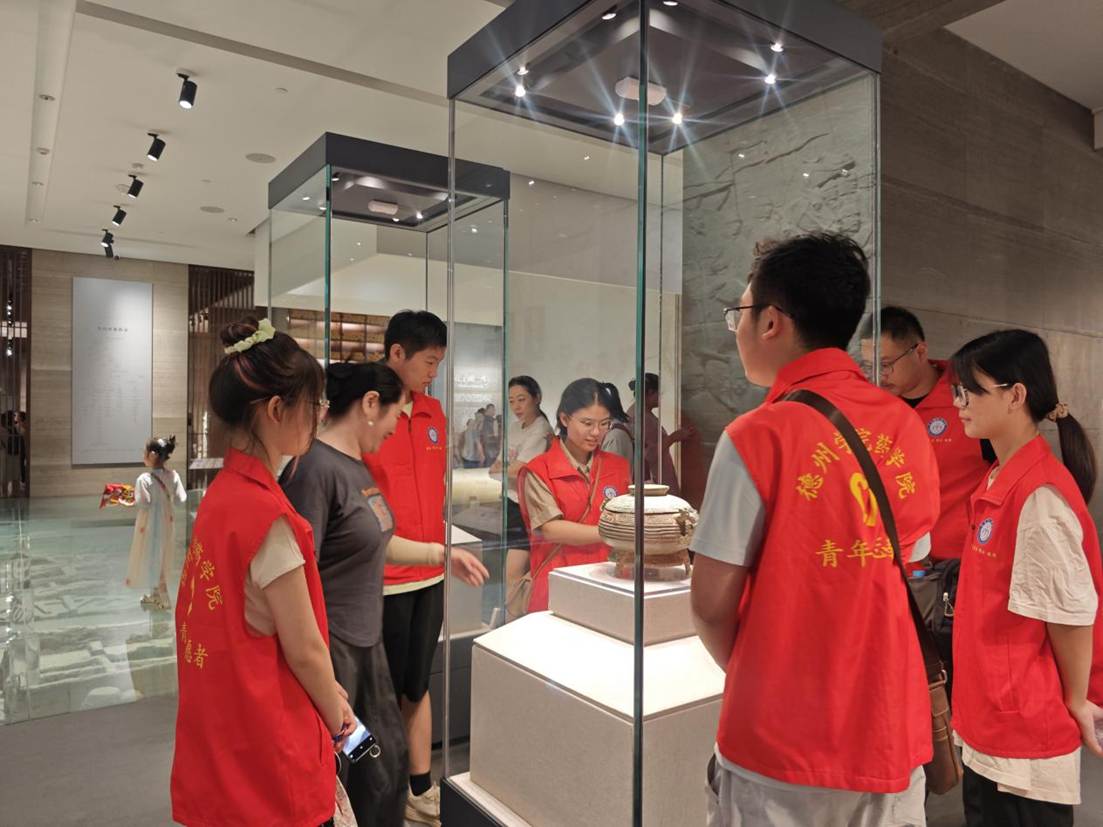 2.图为志愿者近距离观察感受文物魅力。李佳滋 供图